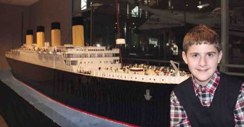 Un niño autista construye la más grande réplica del Titanic en el mundo sólo con piezas de Lego