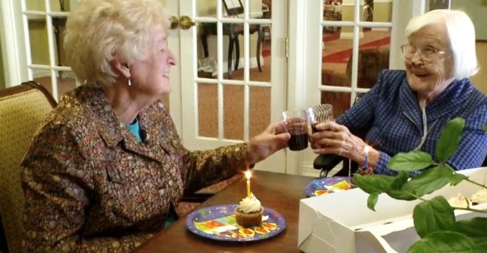 Amigas inseparables hace 84 años se reencuentran para celebrar su cumpleaños número 95 Amigas inseparables hace 84 años se reencuentran para celebrar su cumpleaños número 95