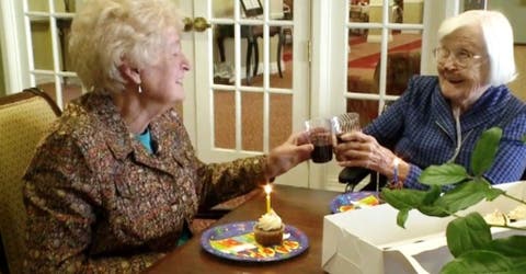 Amigas inseparables hace 84 años se reencuentran para celebrar su cumpleaños número 95