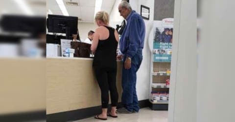 Una mujer actúa ante el anciano que no podía pagar sus medicamentos sin saber que la retrataban