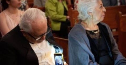La historia detrás de la foto viral de una pareja de ancianos en una boda