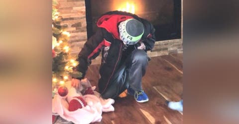 Un niño se emociona al encontrar a una bebé debajo de su árbol de Navidad