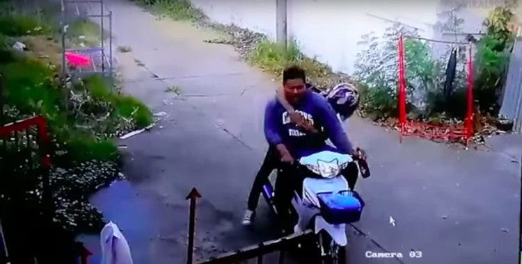 Esposa carga hombre borracho Tailandia