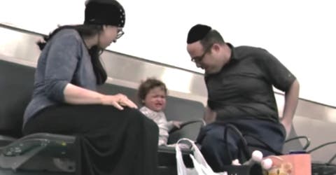 Una familia con un bebé de 19 meses es expulsada de un avión por su olor