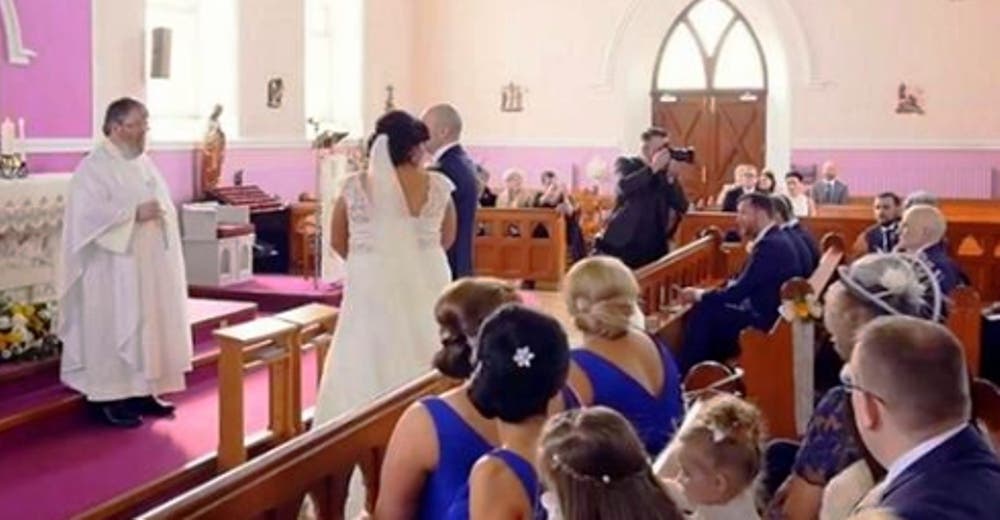 Una voz interrumpe la boda desde el fondo de la iglesia, la novia se gira y rompe a llorar