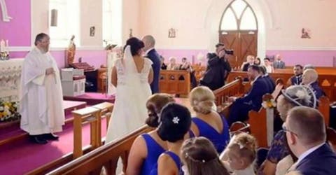 Una voz interrumpe la boda desde el fondo de la iglesia, la novia se gira y rompe a llorar