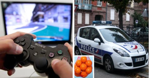 Un joven de 19 años paga una PS4 en el supermercado por el costo de 3 kilos de naranjas