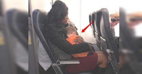 Tras 45 minutos de tensión y angustia en el vuelo se acerca para ayudar a una madre desesperada
