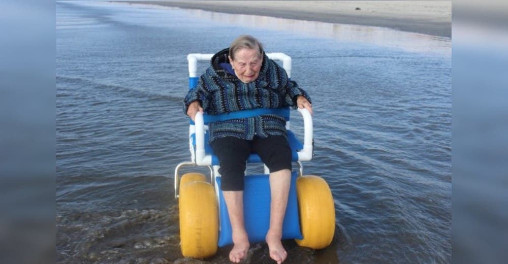 Llora de felicidad al sentir las olas del mar por primera vez a sus 90 años