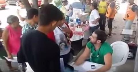 «No podía dejarlos»: lo obligan a irse del hospital y atiende a los pacientes en la calle