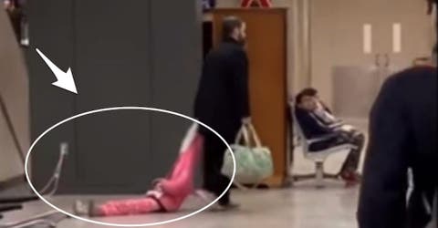 Un papá pierde la paciencia con el berrinche de su hija y decide arrastrarla como una maleta más