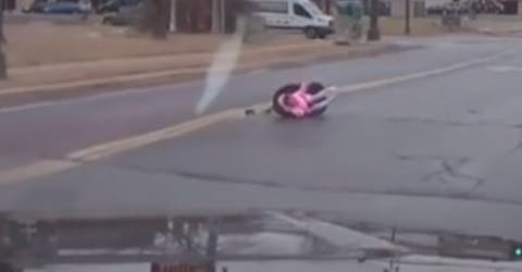 Un conductor graba el momento en el que una niña de 2 años se sale del coche