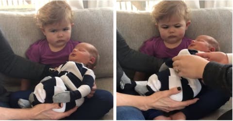 La reacción de una niña al ver a su hermano recién nacido por primera vez sorprende a todos