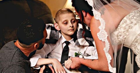 Un niño de 12 años cumple su último deseo de acompañar a su mamá al altar