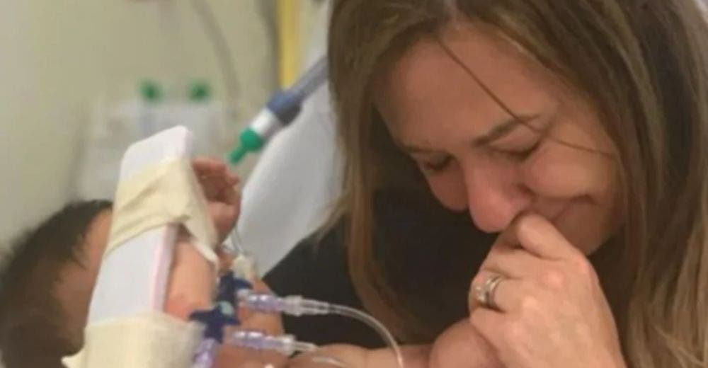 Un bebé de 7 meses termina conectado a un soporte vital tras ser diagnosticado con un resfriado