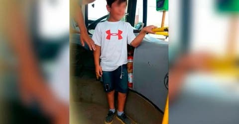 La familia de un niño 6 años lo deja olvidado en un autobús mientras dormía