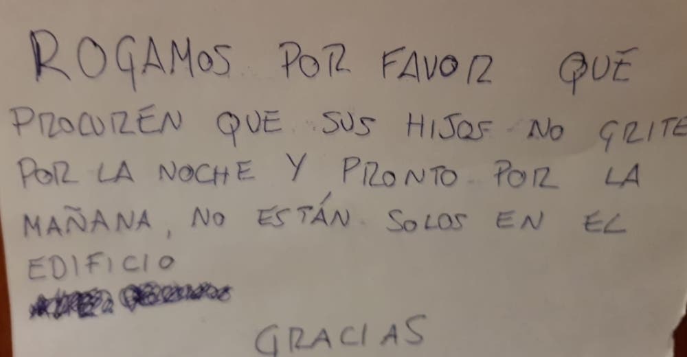 Responde a los vecinos que se quejan constantemente por el llanto de su bebé