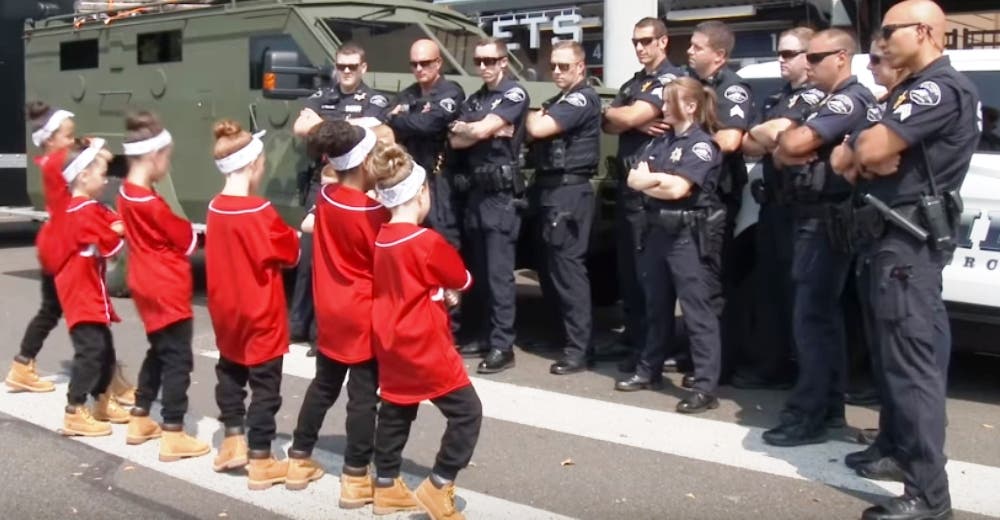 La policía trata de poner en orden a estas ruidosas bailarinas y se desata una «épica batalla» La policía trata de poner en orden a estas ruidosas bailarinas y se desata una «épica batalla»