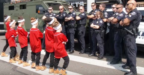 La policía trata de poner en orden a estas ruidosas bailarinas y se desata una «épica batalla»