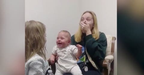 Graban a su bebé cuando escucha sus voces después de 8 meses sin oír nada