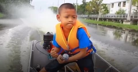 A los 5 años aprendió a conducir un bote para poder asistir a la escuela