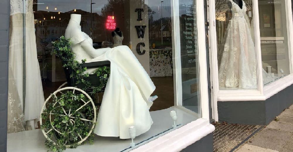 La foto de un maniquí en silla de ruedas en una tienda para novias se hace viral La foto de un maniquí en silla de ruedas en una tienda para novias se hace viral