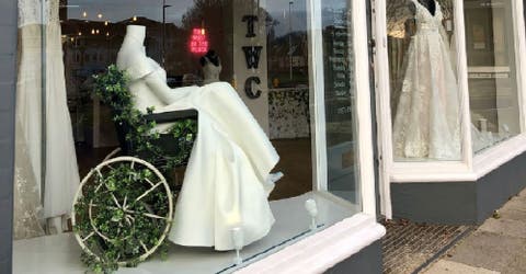 La foto de un maniquí en silla de ruedas en una tienda para novias se hace viral