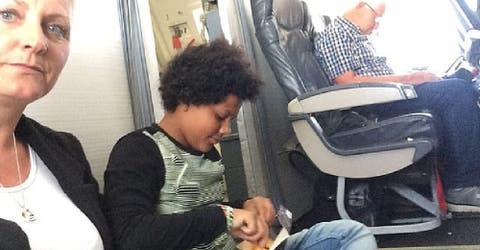 Una familia viaja dos horas sentada en el suelo del avión porque «sus asientos no existían»
