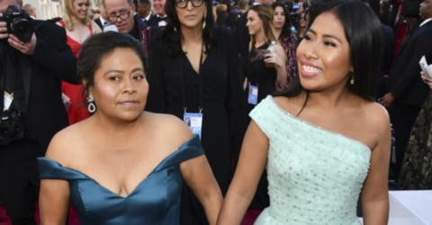 Yalitza Aparicio llega a los Oscar con su madre y capta la atención de todos en la alfombra roja