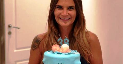 Señalan a una periodista por celebrar su cumpleaños con un pastel «provida»