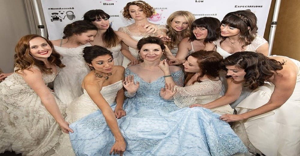 Todas sus amigas aparecen vestidas de novia el día de su boda rompiendo todo el protocolo Todas sus amigas aparecen vestidas de novia el día de su boda rompiendo todo el protocolo