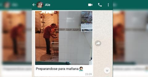 Invitó a comer pizza a su abuelo, él se emocionó tanto que planchó su camisa desde la víspera