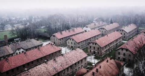 Las desgarradoras imágenes inéditas que un dron capturó al volar sobre Auschwitz