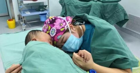 Se acerca a un niño de 2 años que estaba a punto de ser operado sin saber que era grabada