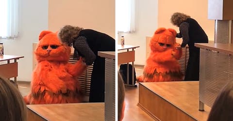 Un joven sorprende a su profesora disfrazado de Garfield y es aprobado de por vida