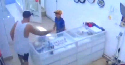 Un niño de 10 años intenta asaltar una joyería y su madre lo entrega a la policía