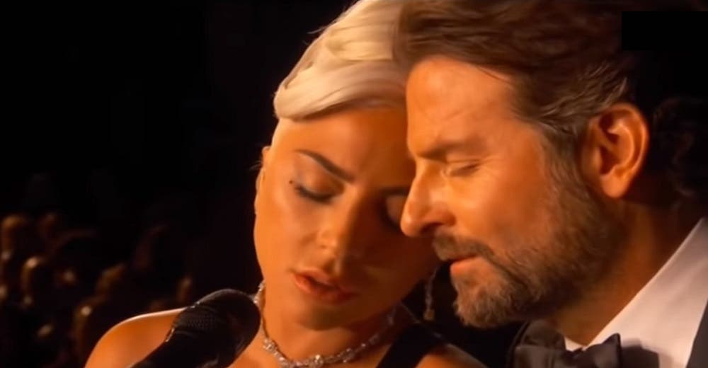 Lady Gaga y Bradley Cooper protagonizan el momento más emocionante de la gala de los Oscar