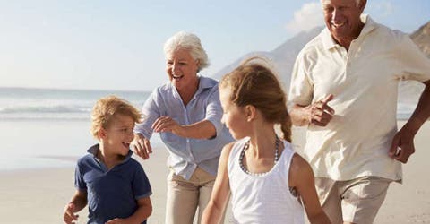 Una ministra propone una medida que obligue a las familias a llevar a los abuelos de vacaciones