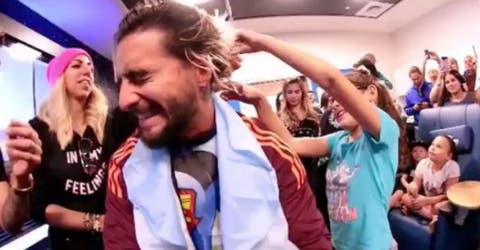 Maluma deja que los niños con cáncer le corten el cabello en el hospital y emociona a sus fans