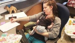Su jefe la descubre trabajando con su bebé en brazos y le toma una foto