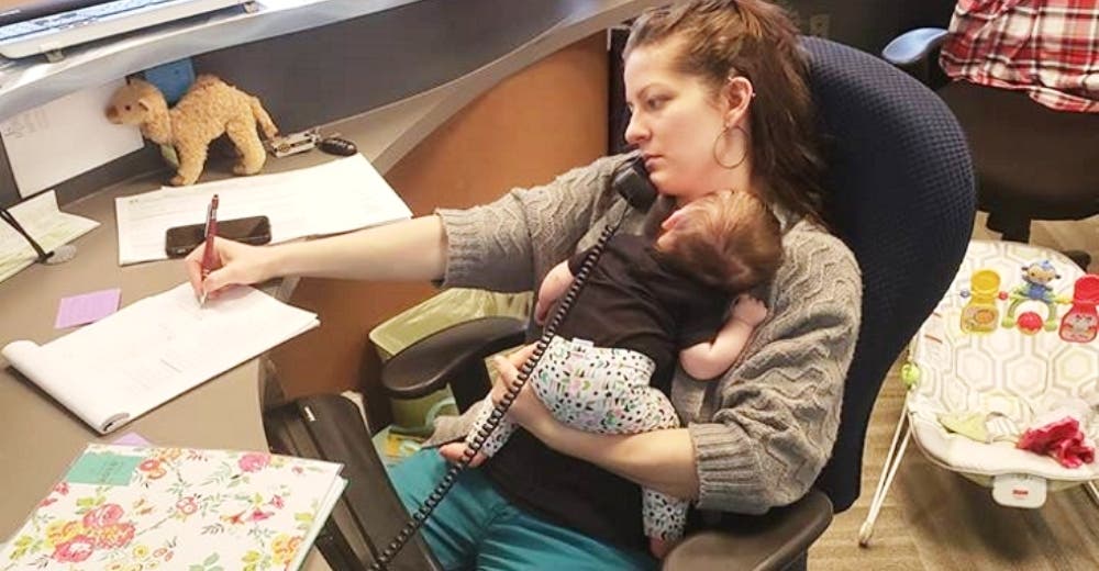 Su jefe la descubre trabajando con su bebé en brazos y le toma una foto