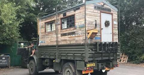 Convierte un viejo camión militar en su hogar para vivir viajando y sin pagar alquiler