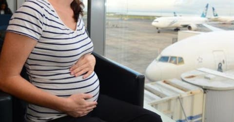 Una mujer entra delgada al baño de un aeropuerto y sale «embarazada» para ocultar lo que robó