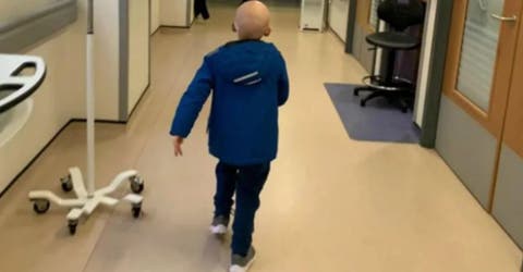 Un niño de 4 años celebra en el hospital que finalmente venció el cáncer