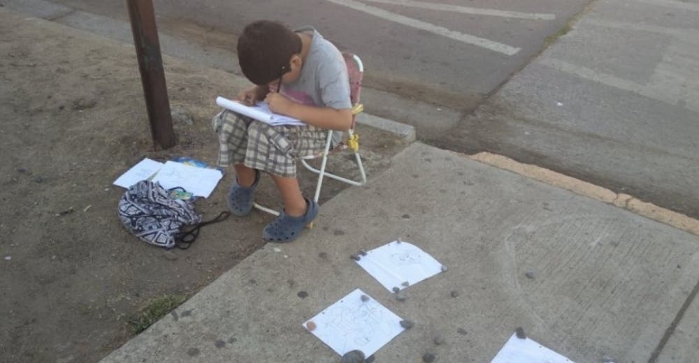 Vende dibujos en la calle para poder pagar sus útiles escolares y piden ayuda en las redes Vende dibujos en la calle para poder pagar sus útiles escolares y piden ayuda en las redes