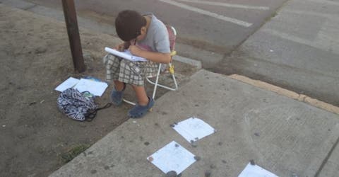 Vende dibujos en la calle para poder pagar sus útiles escolares y piden ayuda en las redes