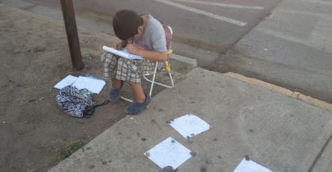 Vende dibujos en la calle para poder pagar sus útiles escolares y piden ayuda en las redes
