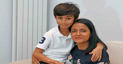 Un niño de 7 años salva la vida de su madre después de que ella se desplomara en el suelo