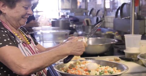 Contrata abuelas como chefs y viajan de todo el mundo para probar la mejor comida casera