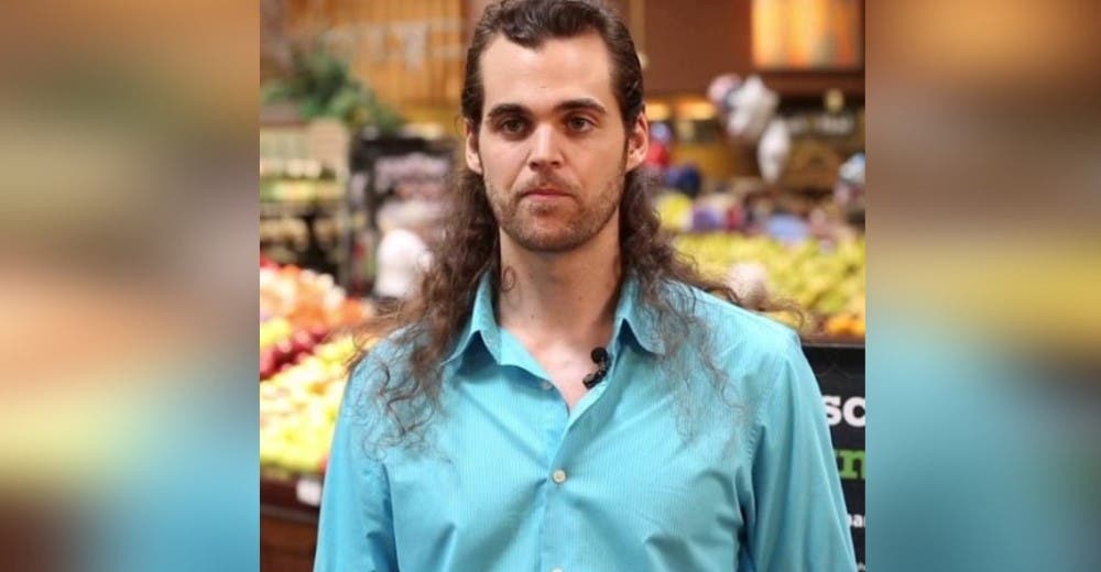 Le responde a un niño solo, hambriento y desesperado que lo interceptó en la calle